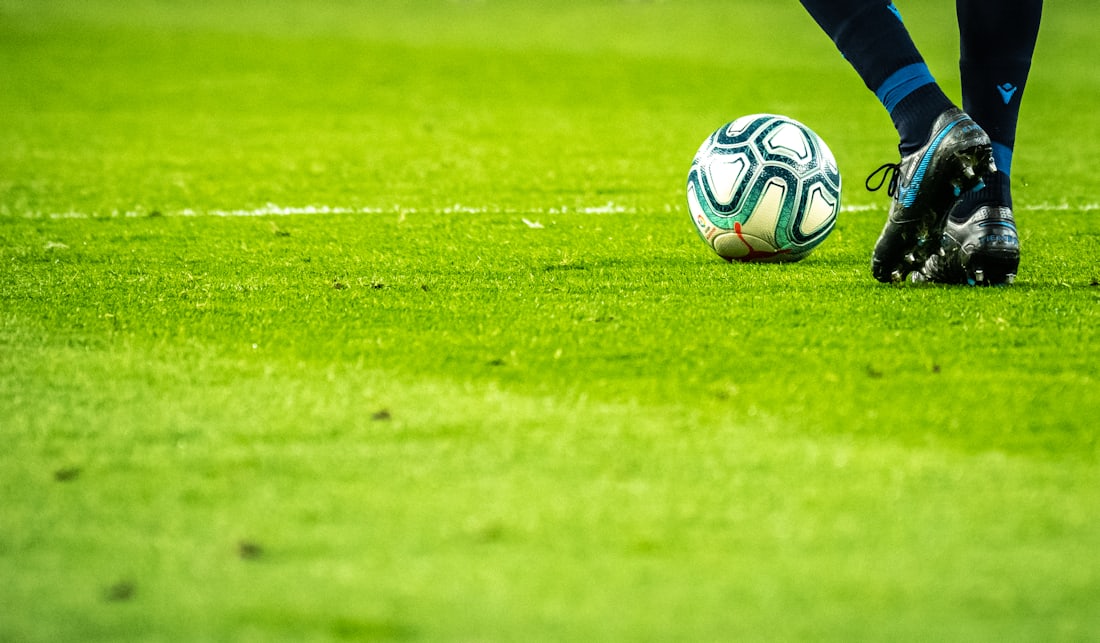 Pertandingan sepak bola di lapangan stadion