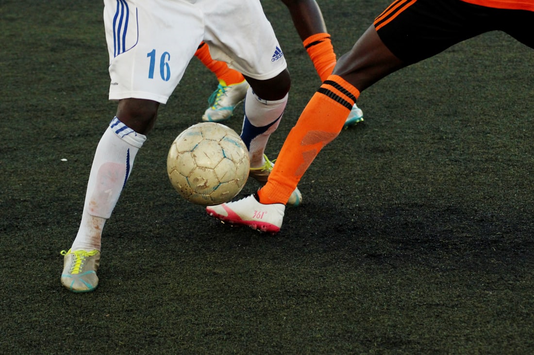 Pertandingan sepak bola berlangsung di stadion