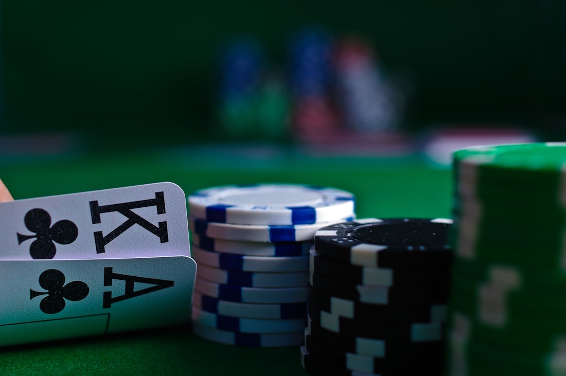 Meja permainan kasino dengan dealer