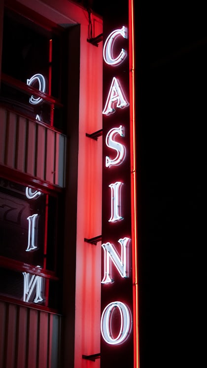 Neon bertuliskan casino menyala di malam hari