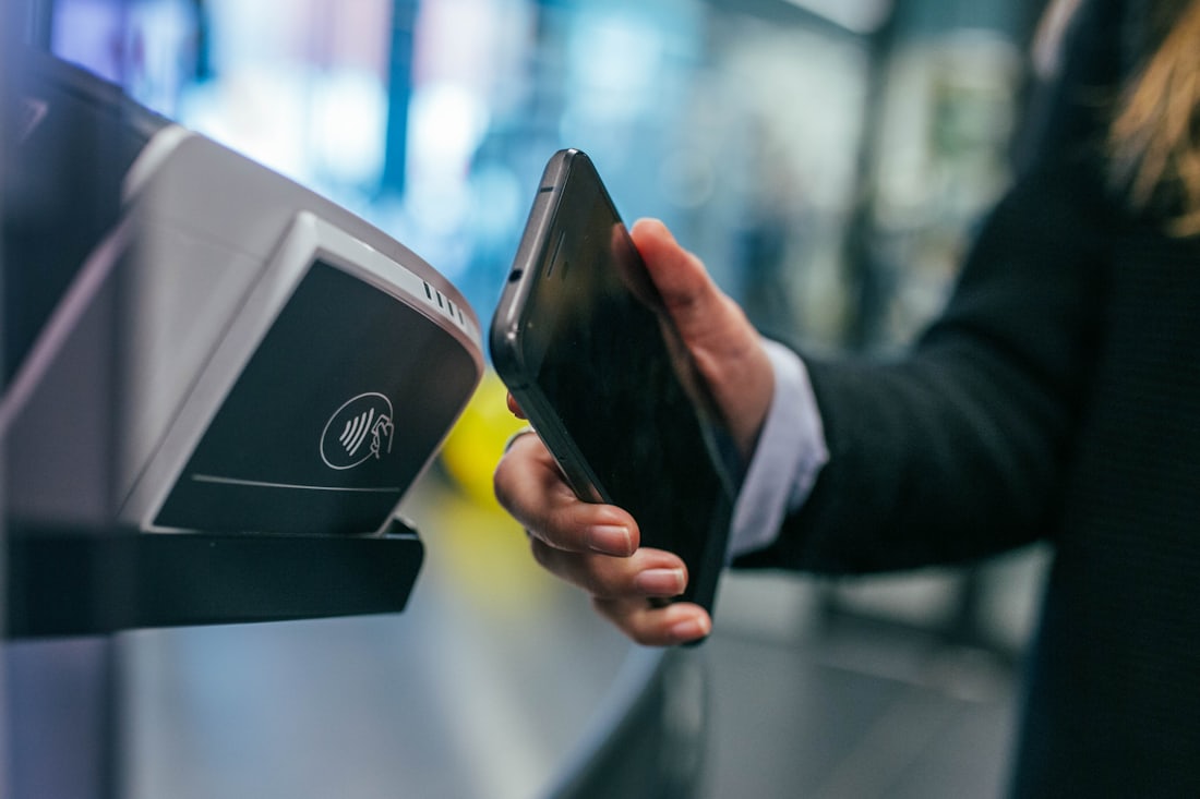 Kartu dan perangkat pembayaran digital di atas meja