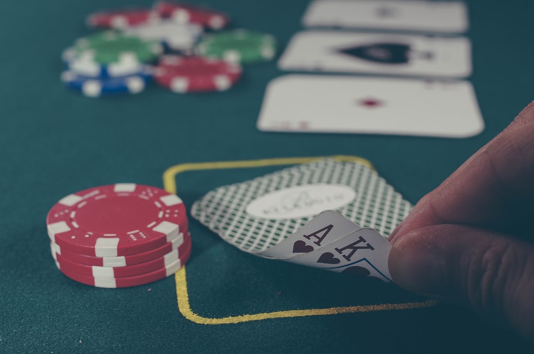 Kartu remi tersusun di meja poker