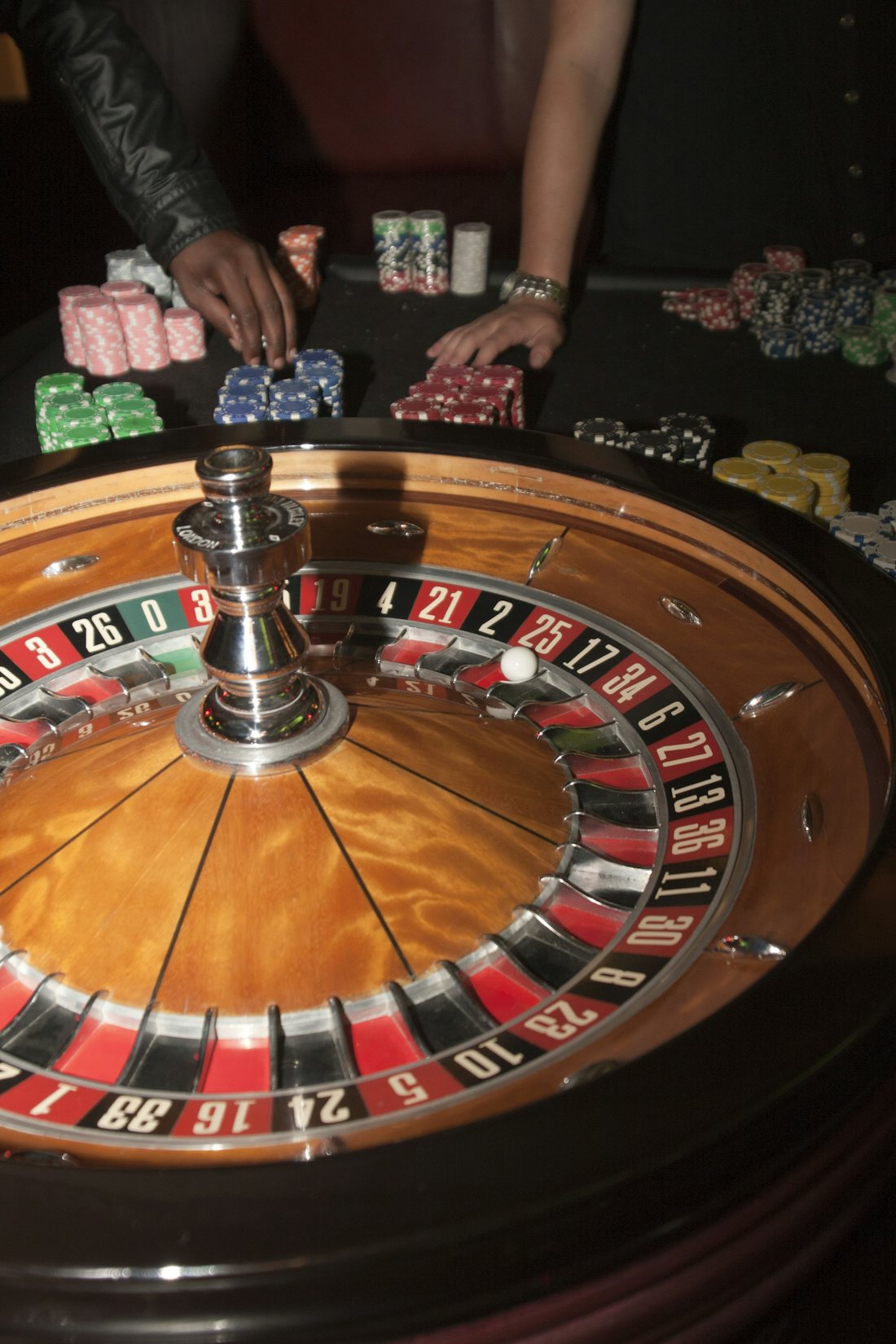 Roda roulette dengan bola di atas angka