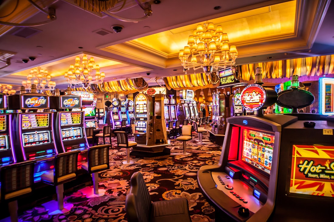 Layar mesin slot dengan gulungan berwarna-warni